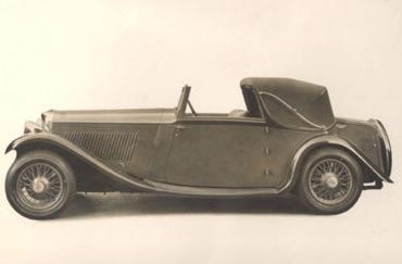 Debut of the first Rolls-Royce-produced Bentley, the 3.5-litre. Built at Derby, it is based on a highly modified Rolls-Royce 20/25 chassis. 